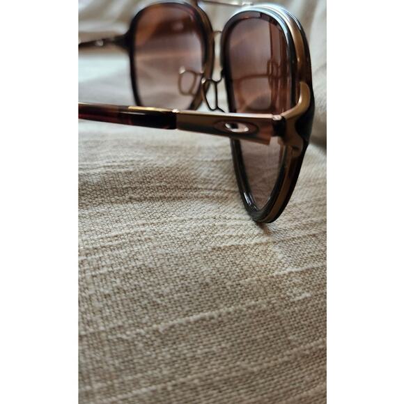 Oakley Kickback Sunglasses Brown Tortoise AS IS Missing Nose Pads Scratched Lens main image 7